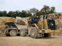 Teamwork für Cat-Radlader 992 und Muldenkipper 777