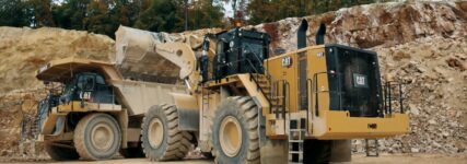 Teamwork für Cat-Radlader 992 und Muldenkipper 777