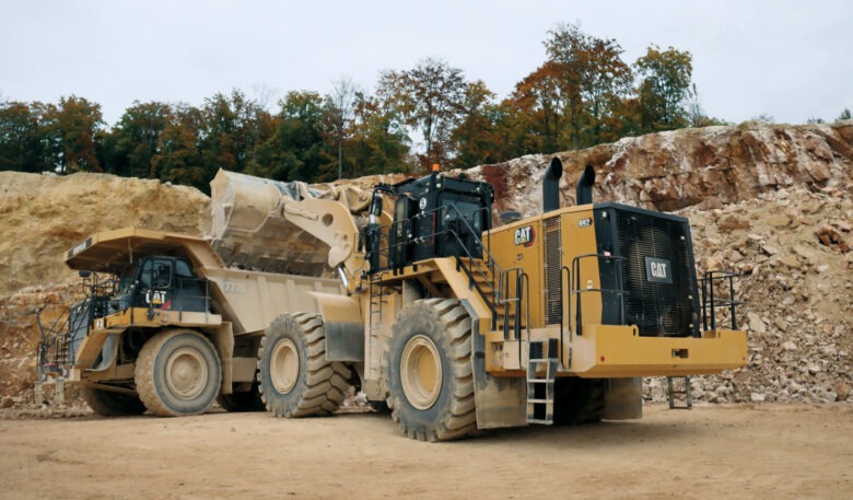 Teamwork für Cat-Radlader 992 und Muldenkipper 777