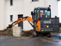 Neuer E-Minibagger DX23E-7 mit geschlossener Kabine