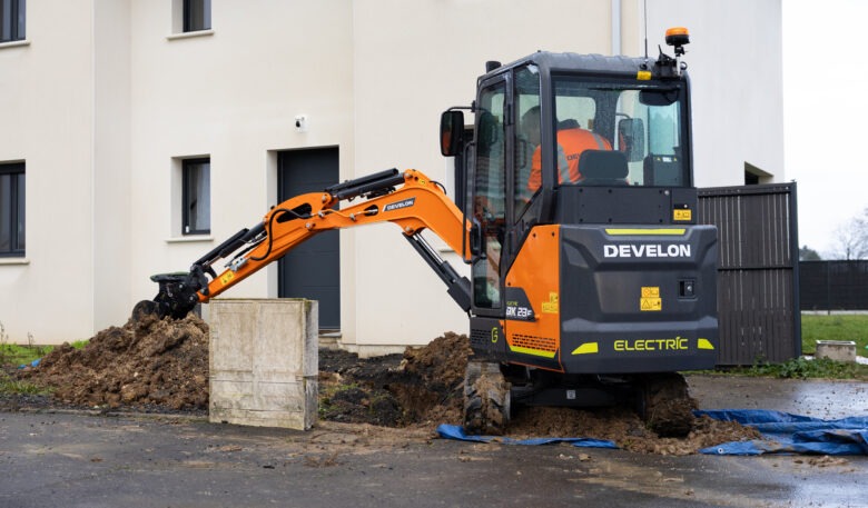 Neuer E-Minibagger DX23E-7 mit geschlossener Kabine
