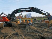 Schwenkbarer Raupenbagger 260 LC erledigt Erschließungsarbeiten