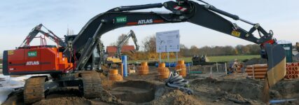 Schwenkbarer Raupenbagger 260 LC erledigt Erschließungsarbeiten