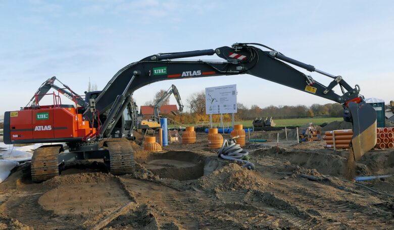 Schwenkbarer Raupenbagger 260 LC erledigt Erschließungsarbeiten