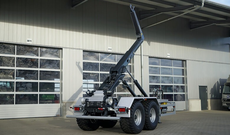 Neuer Agroliner-Hakenliftanhänger THL 14