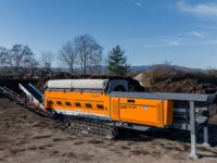 Neue Siebmaschine SM 720.3 K mit einem flexiblem Kettenfahrwerk