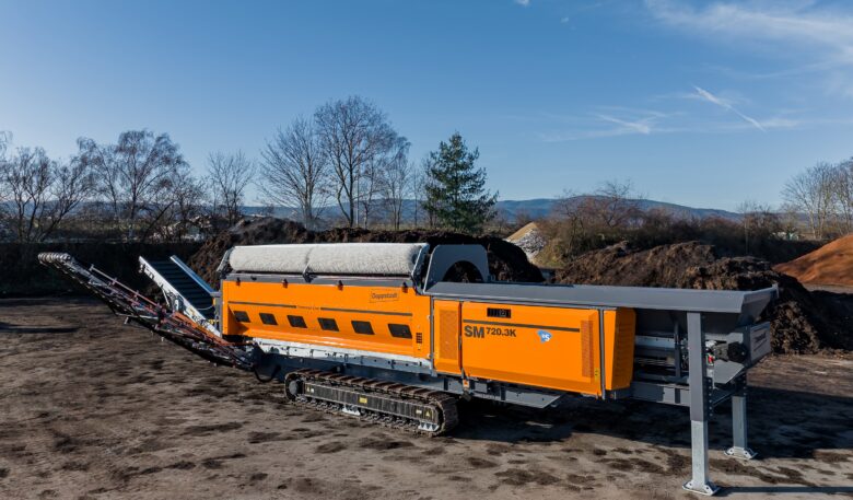Neue Siebmaschine SM 720.3 K mit flexiblem Kettenfahrwerk