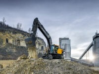 Der HX300L von Hyundai mit FEH-Steuerung und modernen Assistenzsystemen