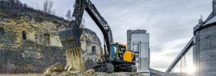 Der HX300L von Hyundai mit FEH-Steuerung und modernen Assistenzsystemen