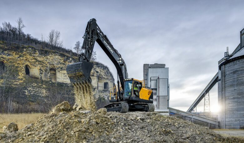 Der HX300L von Hyundai mit FEH-Steuerung und modernen Assistenzsystemen