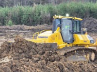 Effiziente Z1.2-Verfüllung mit Komatsu D71PX-24 bei Rohrdorfer