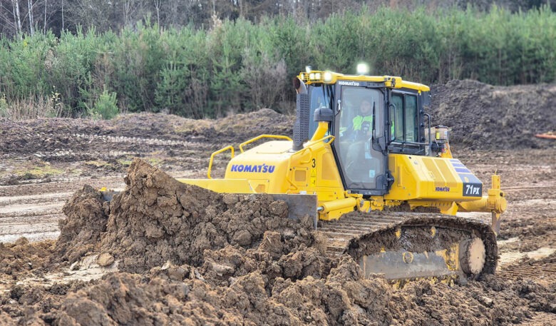 Effiziente Z1.2-Verfüllung mit Komatsu D71PX-24 bei Rohrdorfer