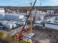 Schwerlasthub auf beengter Baustelle