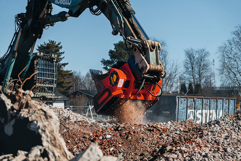 Abbruchschutt mit Bewehrungsstahl zerkleinern und sieben Allu