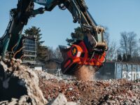 Abbruchschutt mit Bewehrungsstahl zerkleinern und sieben