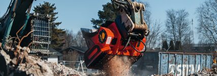 Abbruchschutt mit Bewehrungsstahl zerkleinern und sieben