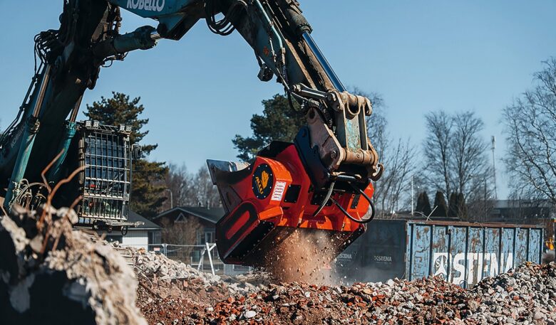 Abbruchschutt mit Bewehrungsstahl zerkleinern und sieben