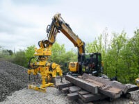 Dreiachs-Dumper DT22 und Zweiwegebagger im Fokus