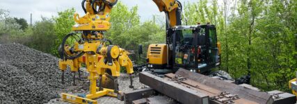 Dreiachs-Dumper DT22 und Zweiwegebagger im Fokus