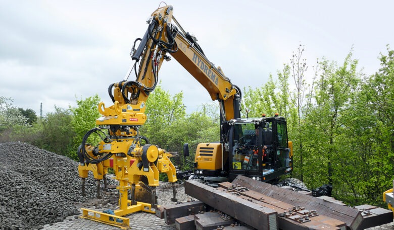 Dreiachs-Dumper DT22 und Zweiwegebagger im Fokus
