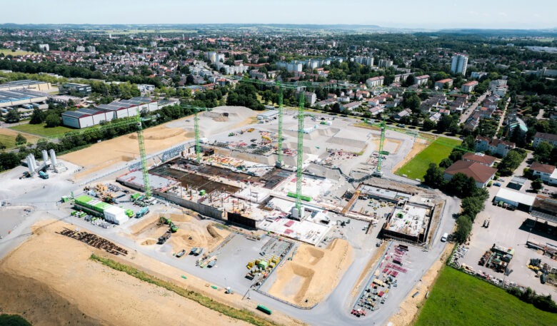 Sechs Wolffkrane bewegen 60.000 Kubikmeter Beton