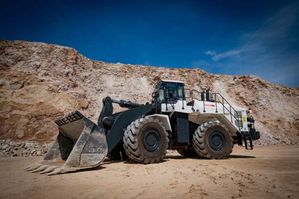 Komatsu WA600-8 verstärkt Materialumschlag im Steinbruch Schlüter Baumaschinen