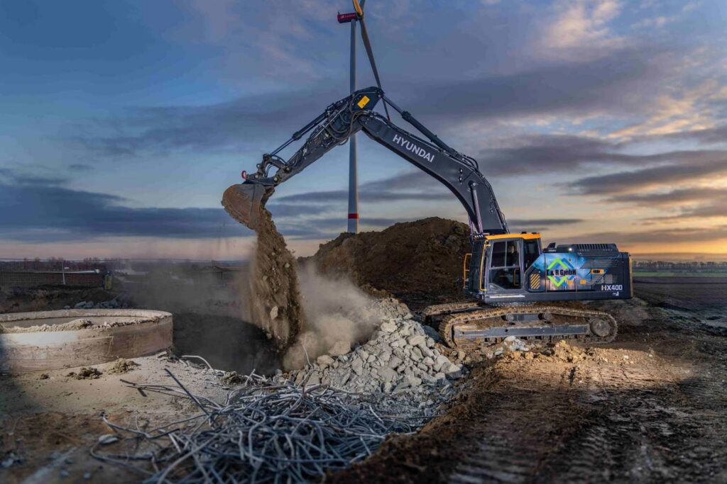 HX400 bewährt sich beim Windkraft-Rückbau Hyundai