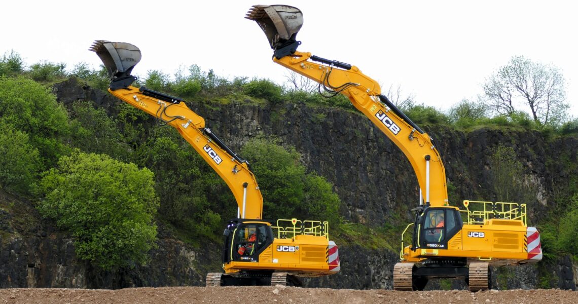 Neue Akzente mit Großbaggern und knickgelenkten Dumpern JCB, Rocester