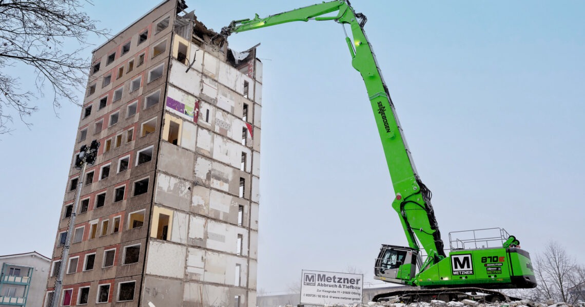 Sennebogen 870E Demolition ermöglicht präzisen Hochhausrückbau Sennebogen
