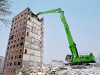 Sennebogen 870E Demolition ermöglicht präzisen Hochhausrückbau