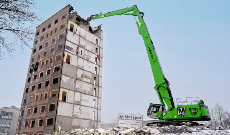 Sennebogen 870E Demolition ermöglicht präzisen Hochhausrückbau