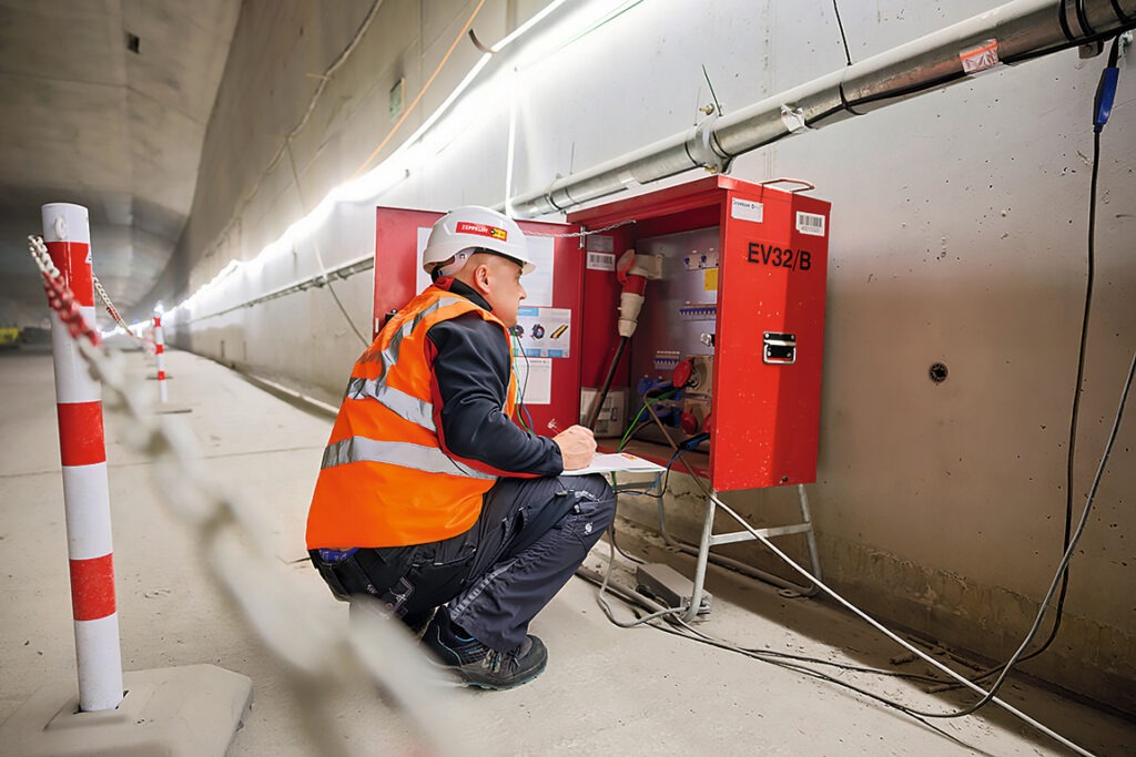 Strom- und Lichtversorgung im A81-Tunnel Bild: Zeppelin Rental