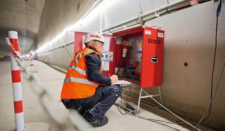 Strom- und Lichtversorgung im A81-Tunnel