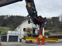 Neues Anbaugerät für das Handling von Verbauboxen