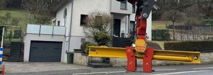 Neues Anbaugerät für das Handling von Verbauboxen