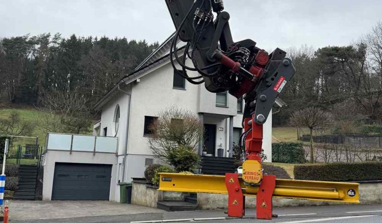 Neues Anbaugerät für das Handling von Verbauboxen