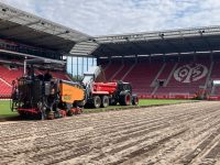 Millimetergenaues Planum für einen Fußballrasen