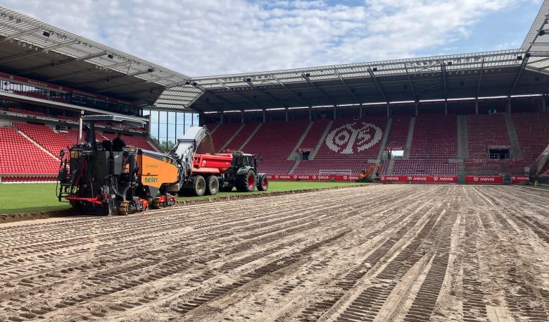 Millimetergenaues Planum für einen Fußballrasen