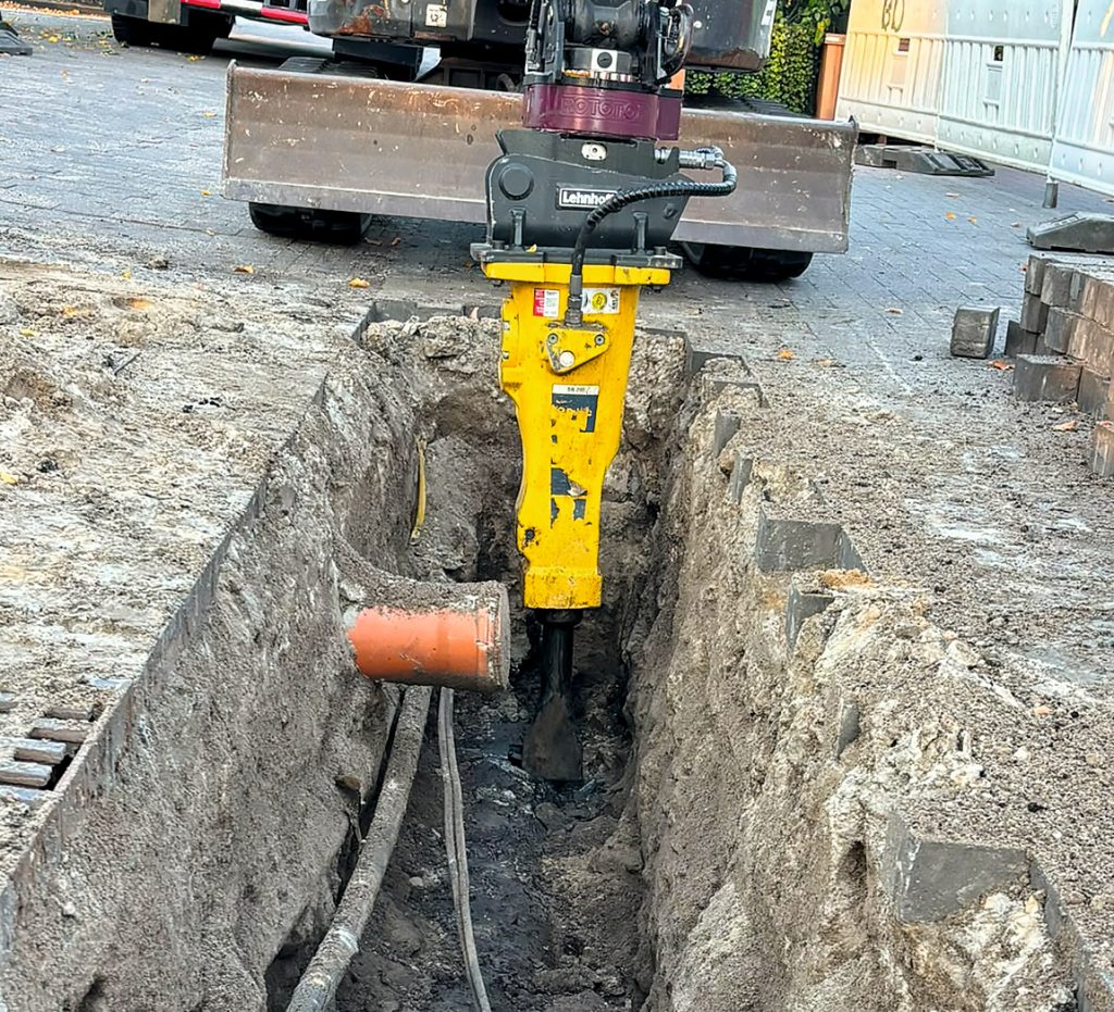 Präzises Aufstemmen mit Hydraulikhammer und Rototop (Bild: Holp)