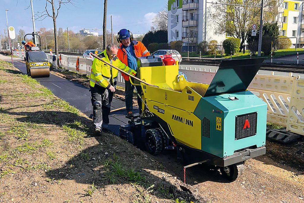 130 Meter Gehweg in 5,5 Stunden asphaltiert (Bild: Ammann)