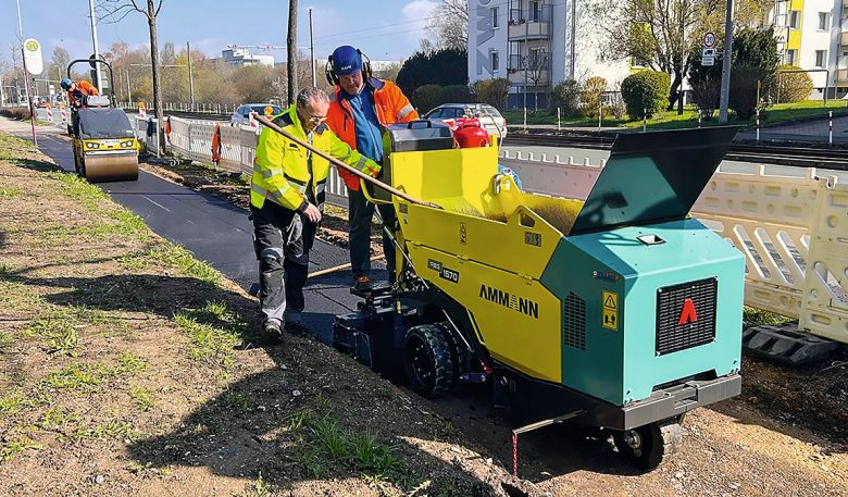 130 Meter Gehweg in 5,5 Stunden asphaltiert
