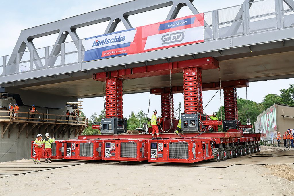 750-Tonnen-Brücke auf SPMT eingeschoben (Bild: Faymonville Group)