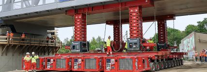 750-Tonnen-Brücke auf SPMT eingeschoben