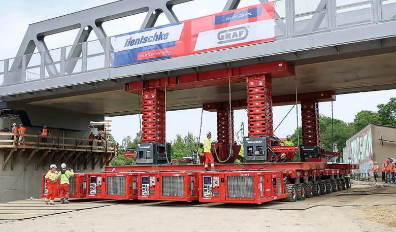 750-Tonnen-Brücke auf SPMT eingeschoben